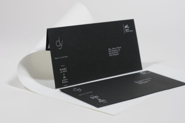 Zwarte envelop met witte bedrukking DIY